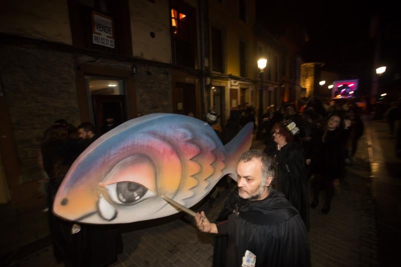 Fotos: El entroxu entierra a su sardina