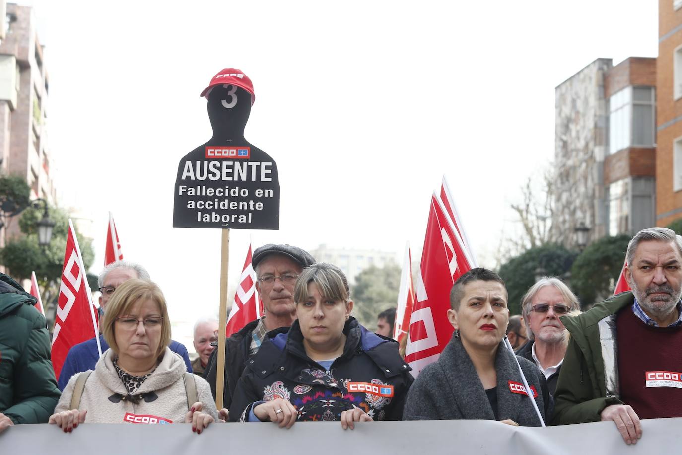 Los sindicatos UGT y CC OO convocaron una concentración este viernes contra la siniestralidad laboral tras la muerte de un trabajador en Oviedo el pasado miércoles. 