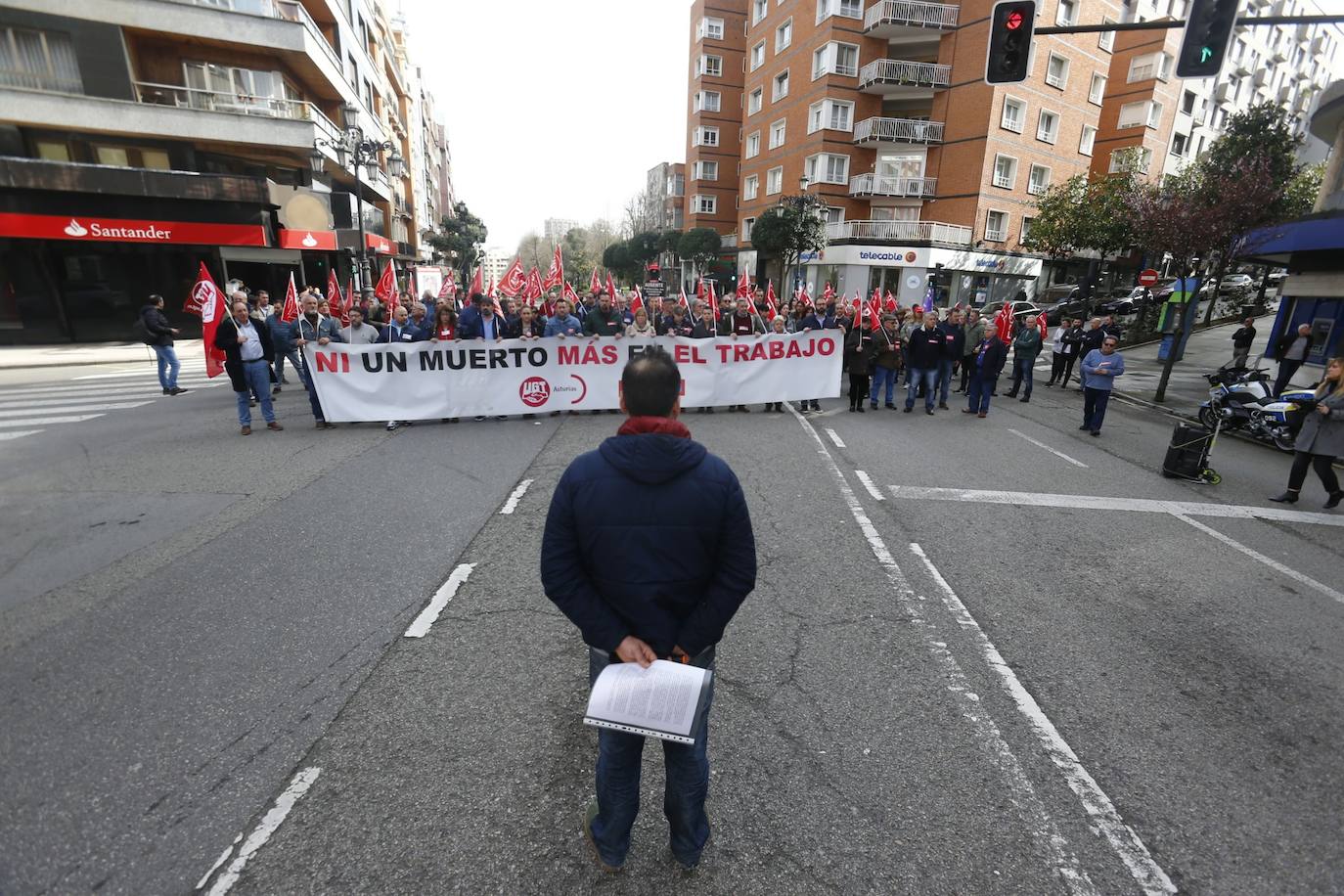 Los sindicatos UGT y CC OO convocaron una concentración este viernes contra la siniestralidad laboral tras la muerte de un trabajador en Oviedo el pasado miércoles. 