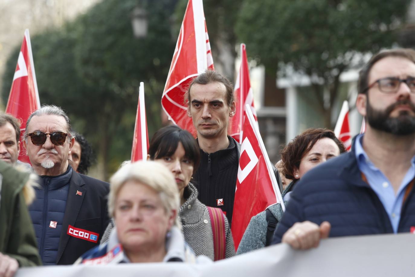 Los sindicatos UGT y CC OO convocaron una concentración este viernes contra la siniestralidad laboral tras la muerte de un trabajador en Oviedo el pasado miércoles. 