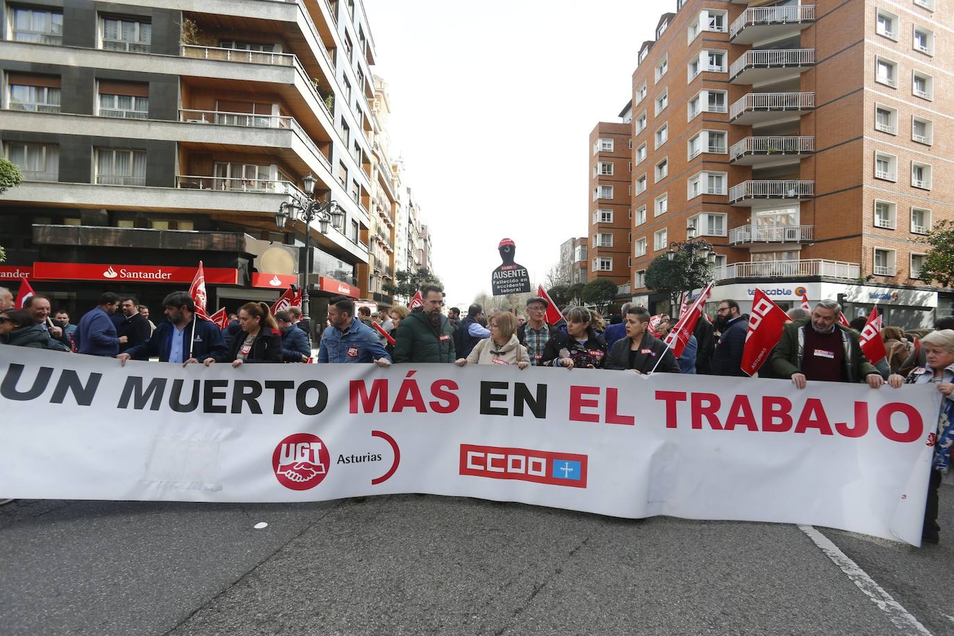 Los sindicatos UGT y CC OO convocaron una concentración este viernes contra la siniestralidad laboral tras la muerte de un trabajador en Oviedo el pasado miércoles. 