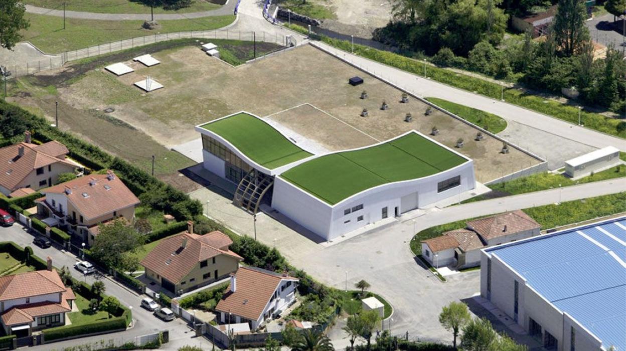 Vista áerea de las instalaciones de la depuradora del este, en El Pisón, con las viviendas de la urbanización de chalés colindante. 