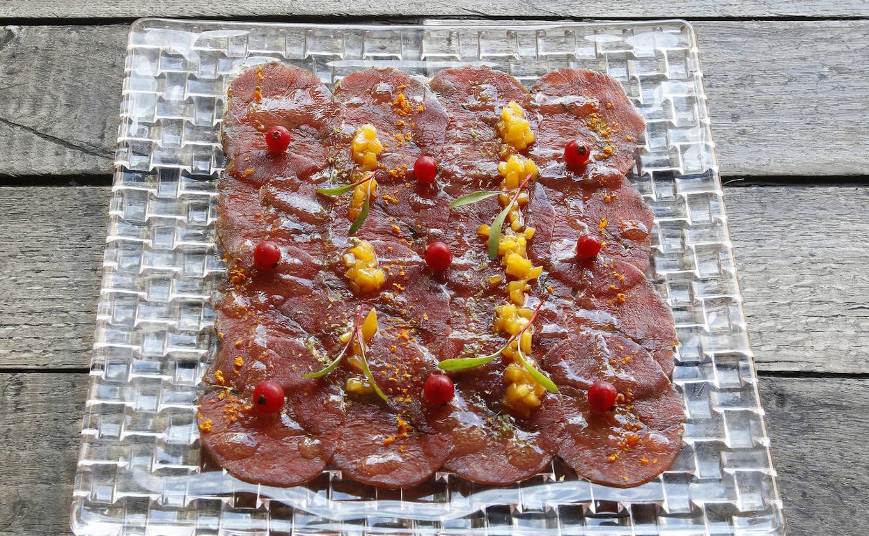 Carpaccio de ciervo con lima y naranja