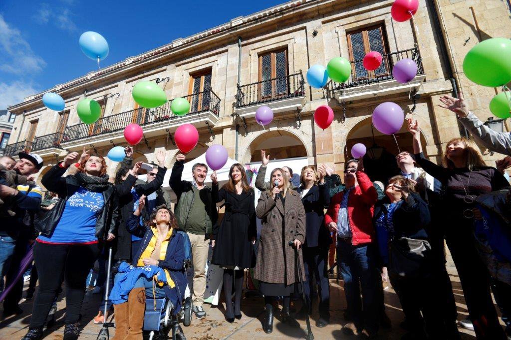 Cocemfe ha organizado un acto en la plaza del Ayuntamiento de la capital asturiana al que ha acudido la delegada del Gobierno en Asturias Delia Losa. 