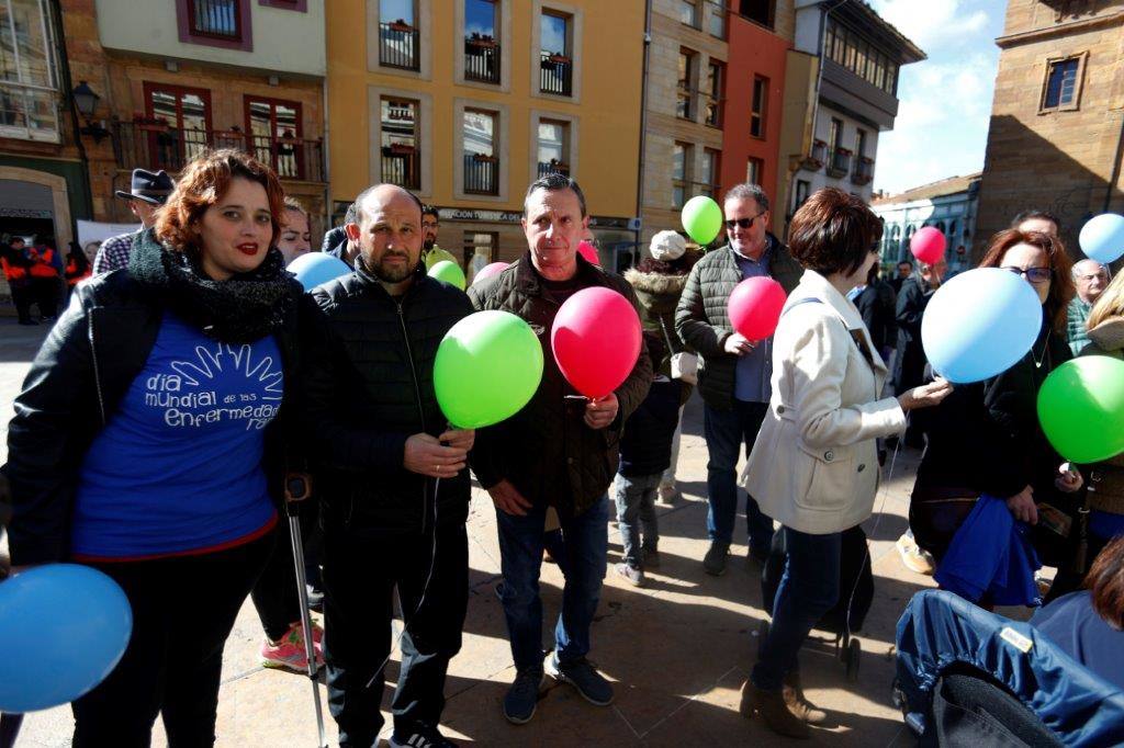 Cocemfe ha organizado un acto en la plaza del Ayuntamiento de la capital asturiana al que ha acudido la delegada del Gobierno en Asturias Delia Losa. 