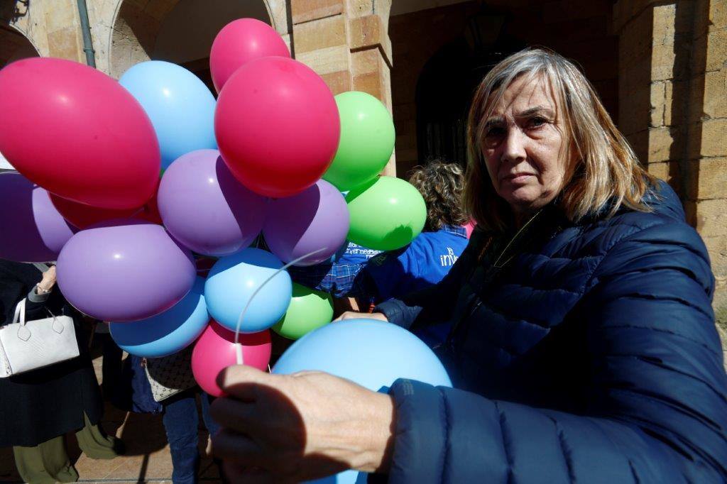 Cocemfe ha organizado un acto en la plaza del Ayuntamiento de la capital asturiana al que ha acudido la delegada del Gobierno en Asturias Delia Losa. 