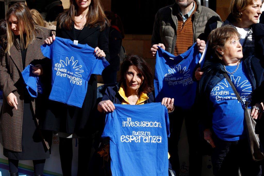 Cocemfe ha organizado un acto en la plaza del Ayuntamiento de la capital asturiana al que ha acudido la delegada del Gobierno en Asturias Delia Losa. 