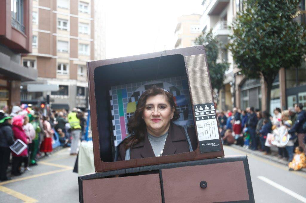 Más de 1.500 personas participaron en el desfile de Antroxu de Oviedo, desafiando al frío y disfrutando de la magia del carnaval.