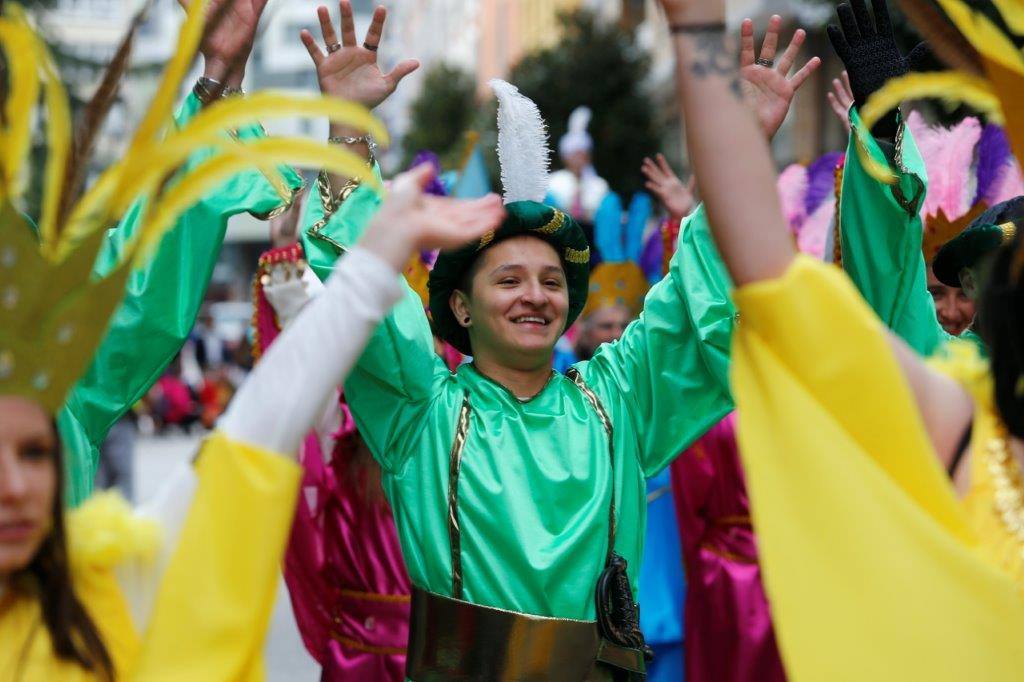 Más de 1.500 personas participaron en el desfile de Antroxu de Oviedo, desafiando al frío y disfrutando de la magia del carnaval.