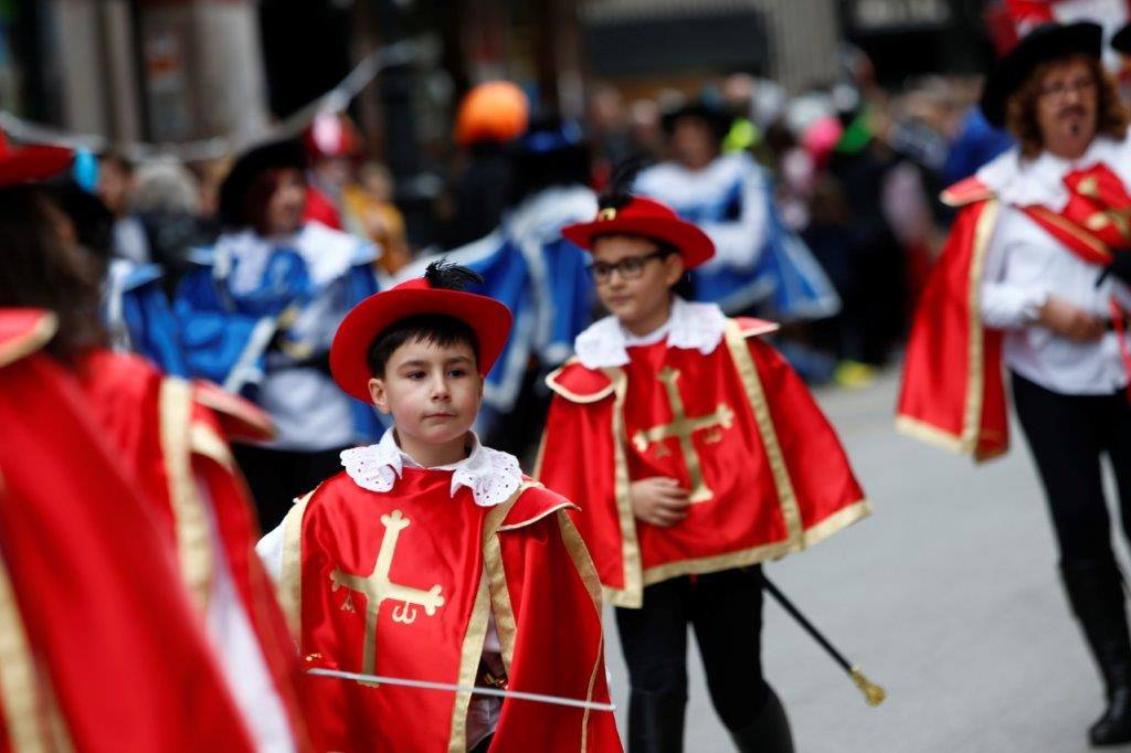 Más de 1.500 personas participaron en el desfile de Antroxu de Oviedo, desafiando al frío y disfrutando de la magia del carnaval.