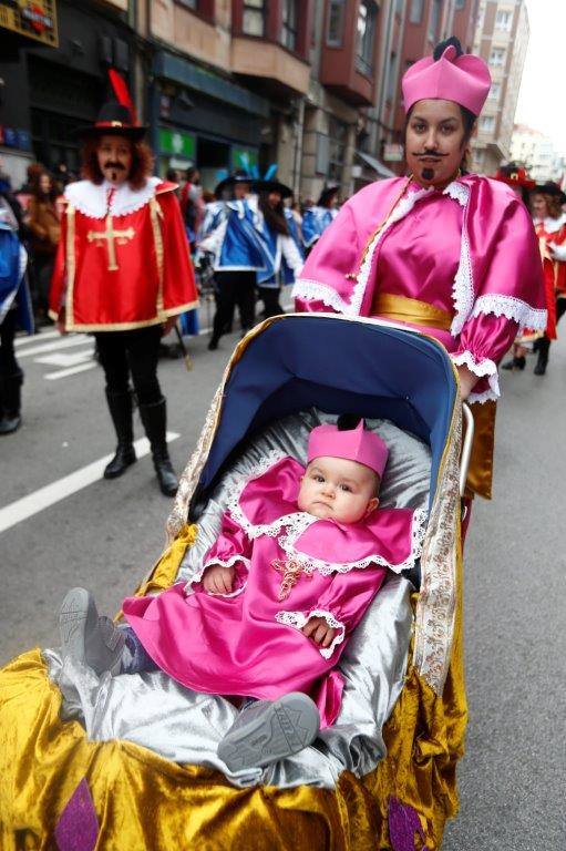 Más de 1.500 personas participaron en el desfile de Antroxu de Oviedo, desafiando al frío y disfrutando de la magia del carnaval.