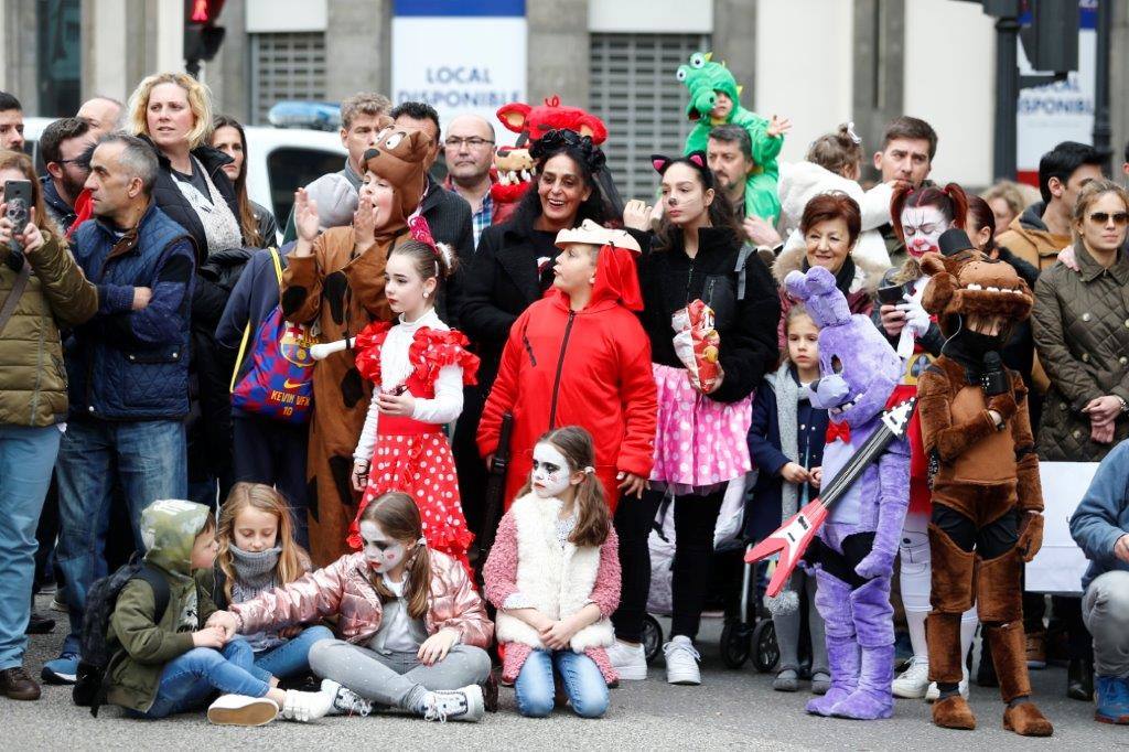 Más de 1.500 personas participaron en el desfile de Antroxu de Oviedo, desafiando al frío y disfrutando de la magia del carnaval.