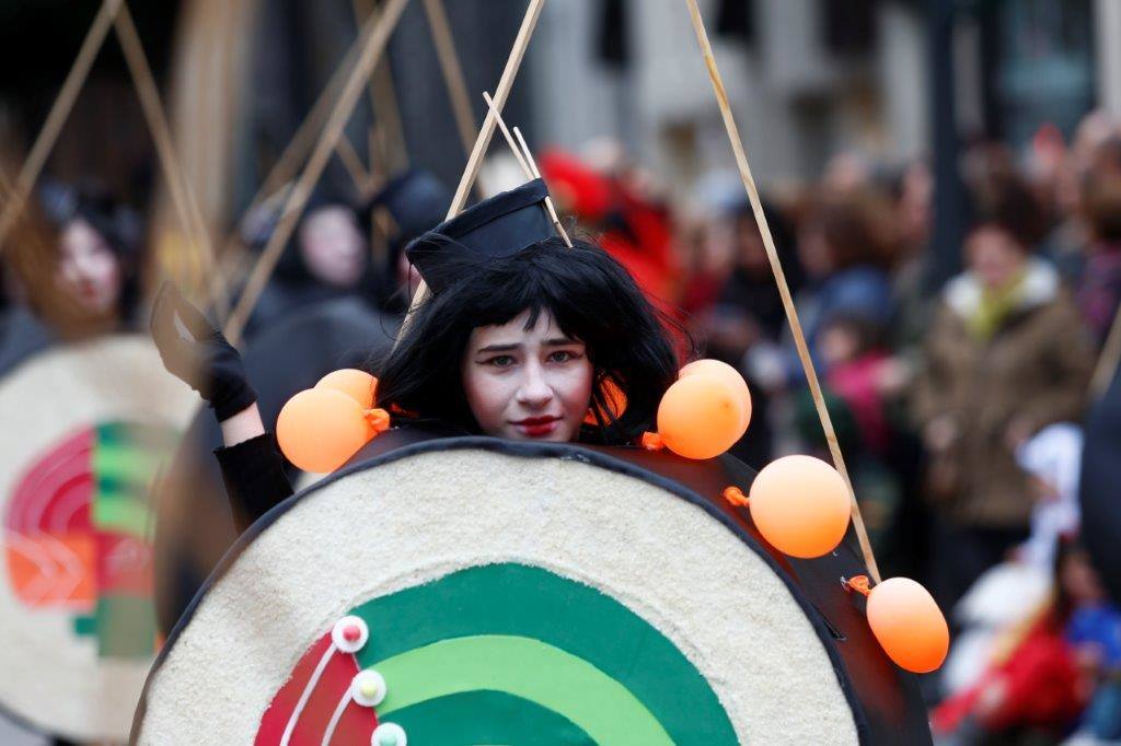 Más de 1.500 personas participaron en el desfile de Antroxu de Oviedo, desafiando al frío y disfrutando de la magia del carnaval.