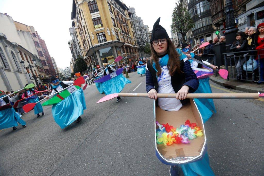 Más de 1.500 personas participaron en el desfile de Antroxu de Oviedo, desafiando al frío y disfrutando de la magia del carnaval.