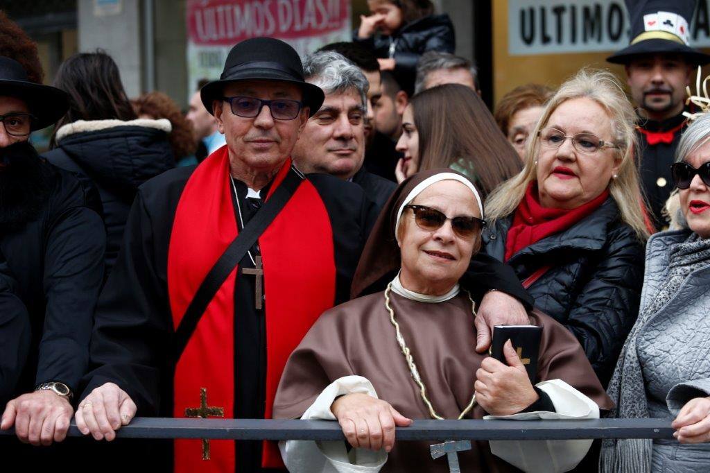 Más de 1.500 personas participaron en el desfile de Antroxu de Oviedo, desafiando al frío y disfrutando de la magia del carnaval.