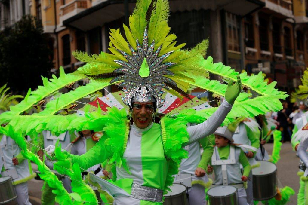 Más de 1.500 personas participaron en el desfile de Antroxu de Oviedo, desafiando al frío y disfrutando de la magia del carnaval.