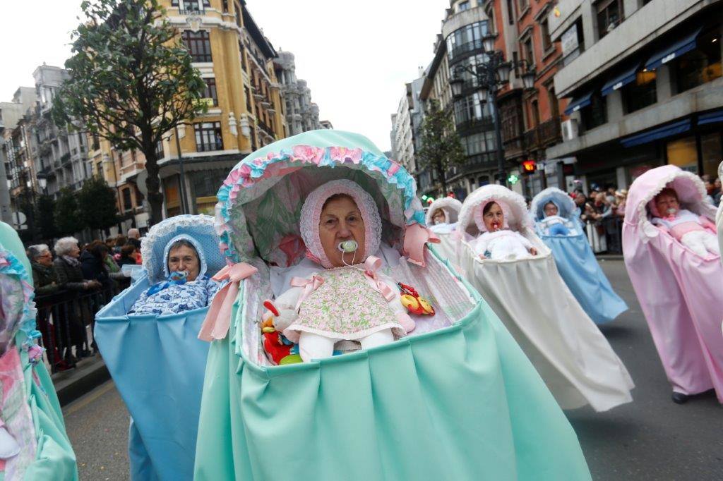 Más de 1.500 personas participaron en el desfile de Antroxu de Oviedo, desafiando al frío y disfrutando de la magia del carnaval.