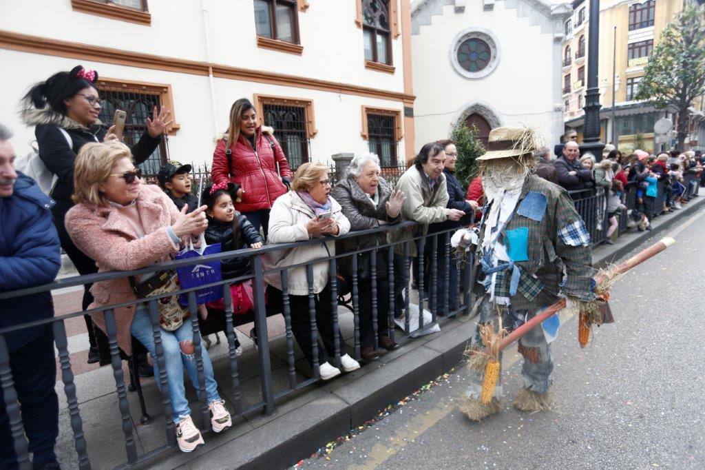 Más de 1.500 personas participaron en el desfile de Antroxu de Oviedo, desafiando al frío y disfrutando de la magia del carnaval.