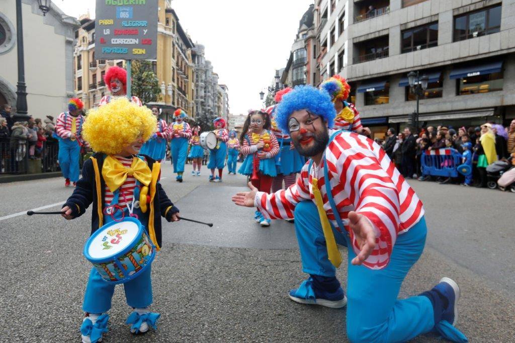 Más de 1.500 personas participaron en el desfile de Antroxu de Oviedo, desafiando al frío y disfrutando de la magia del carnaval.