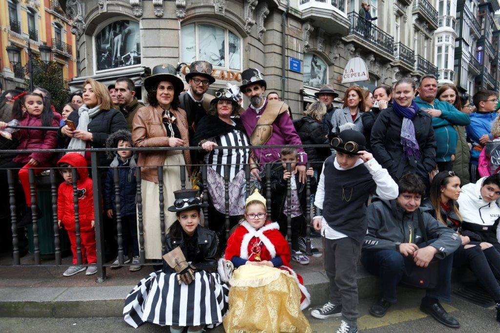 Más de 1.500 personas participaron en el desfile de Antroxu de Oviedo, desafiando al frío y disfrutando de la magia del carnaval.