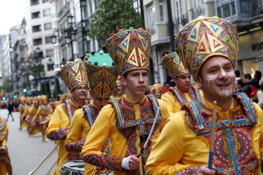 Más de 1.500 personas participaron en el desfile de Antroxu de Oviedo, desafiando al frío y disfrutando de la magia del carnaval.