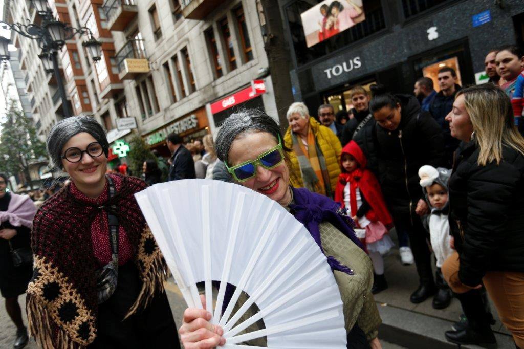 Más de 1.500 personas participaron en el desfile de Antroxu de Oviedo, desafiando al frío y disfrutando de la magia del carnaval.