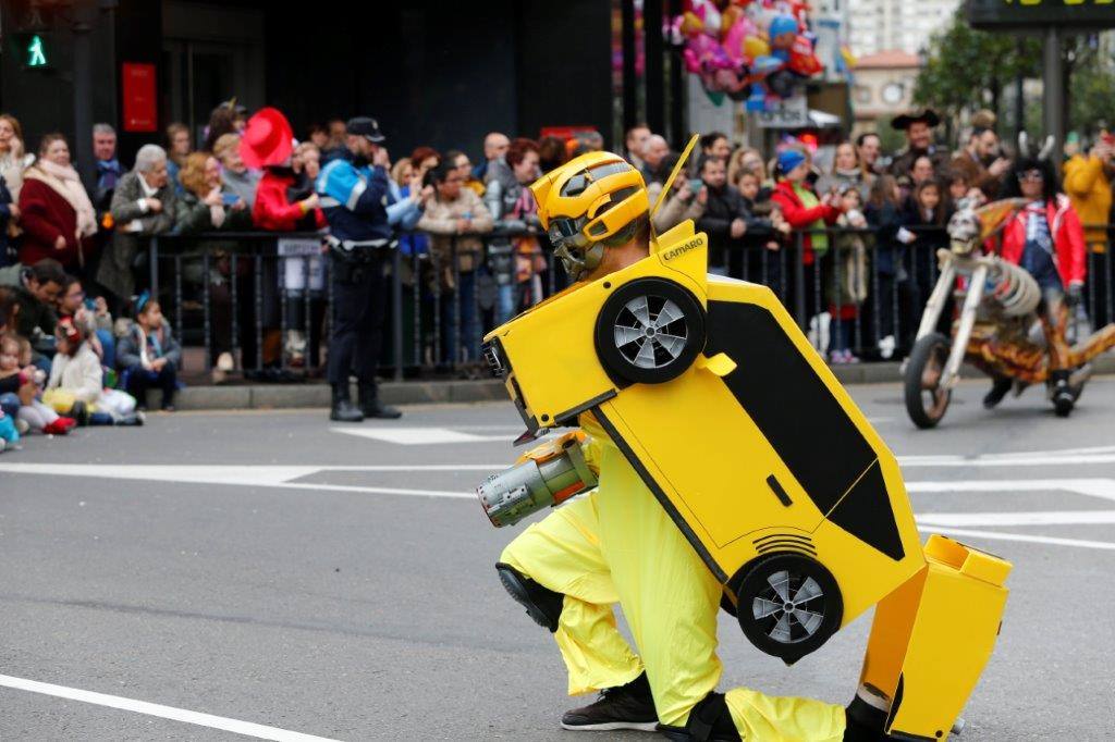 Más de 1.500 personas participaron en el desfile de Antroxu de Oviedo, desafiando al frío y disfrutando de la magia del carnaval.