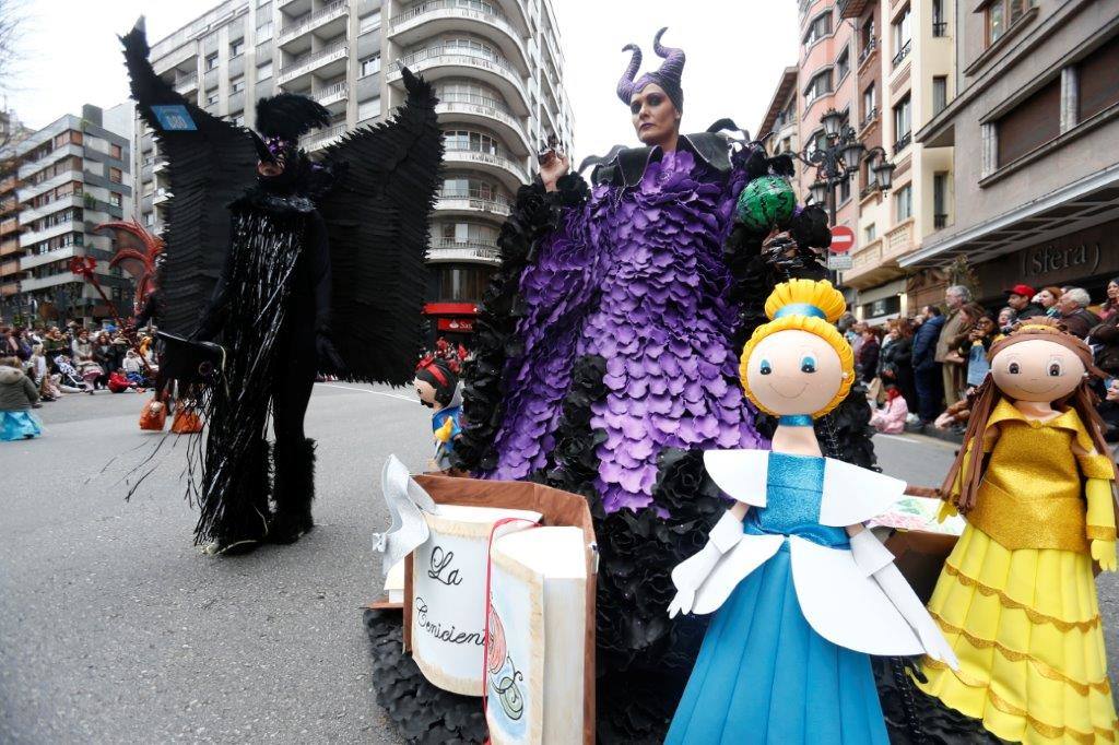 Más de 1.500 personas participaron en el desfile de Antroxu de Oviedo, desafiando al frío y disfrutando de la magia del carnaval.