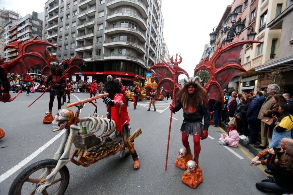 Más de 1.500 personas participaron en el desfile de Antroxu de Oviedo, desafiando al frío y disfrutando de la magia del carnaval.