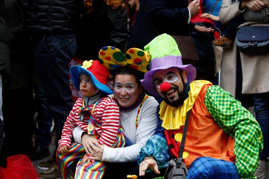 Más de 1.500 personas participaron en el desfile de Antroxu de Oviedo, desafiando al frío y disfrutando de la magia del carnaval.