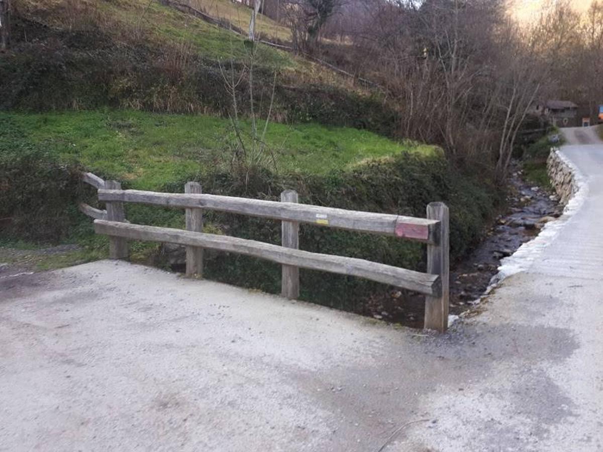 Te invitamos a recorrer con nosotros esta maravillosa ruta en pleno Parque Natural de Redes, que parte desde el pueblo de Caleao y que transcurre junto al río Los Arrudos y a su desfiladero. Esta ruta nos conducirá también por el frondoso hayedo de Los Arrobellaos, la majada de Roxecu, la majada de Llede, la de los Moyones, el Lago Ubales (una laguna de montaña en la que habitan tritones y varias plantas curiosas), el antiguo Camín de Castilla o las cabañas de Pasaoriu, entre otros. Una senda con encanto perfecta para disfrutar del senderismo y la naturaleza.