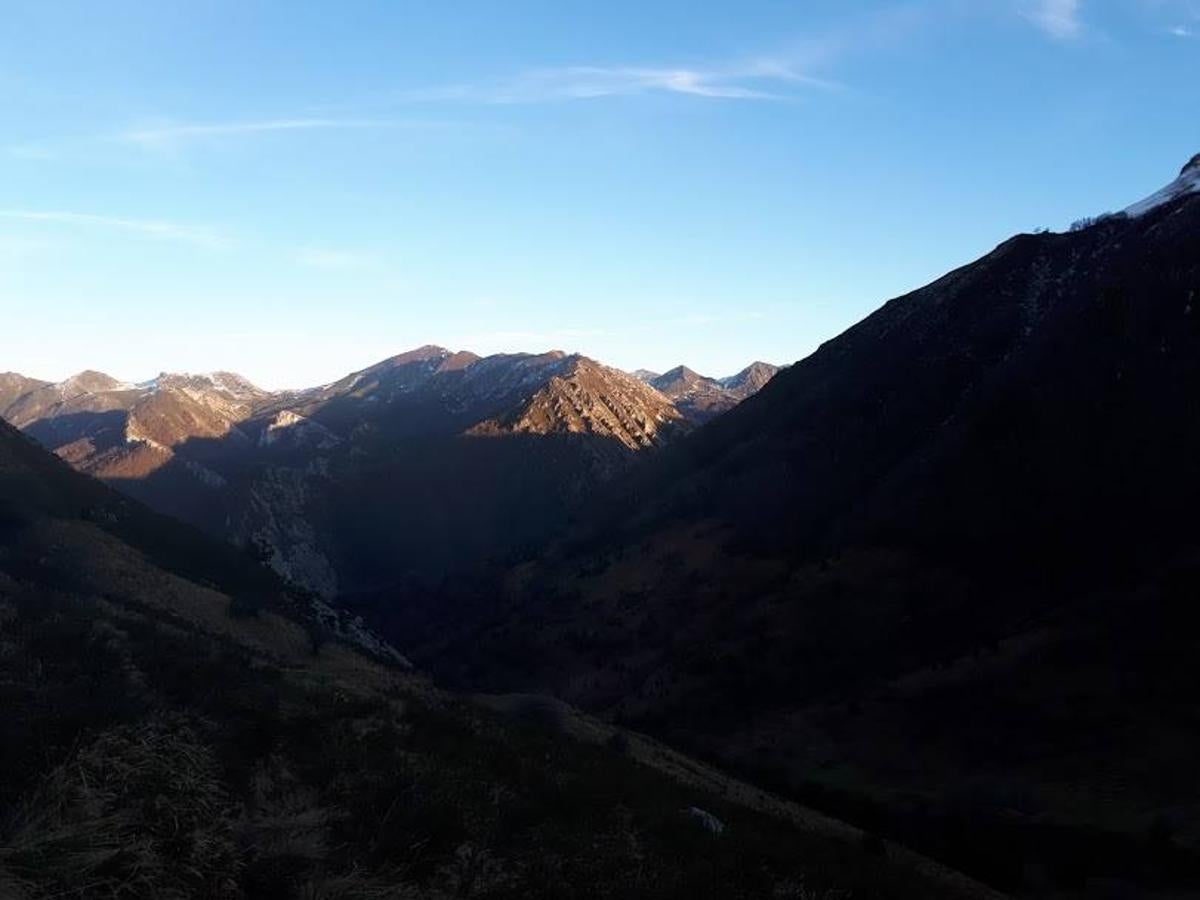 Te invitamos a recorrer con nosotros esta maravillosa ruta en pleno Parque Natural de Redes, que parte desde el pueblo de Caleao y que transcurre junto al río Los Arrudos y a su desfiladero. Esta ruta nos conducirá también por el frondoso hayedo de Los Arrobellaos, la majada de Roxecu, la majada de Llede, la de los Moyones, el Lago Ubales (una laguna de montaña en la que habitan tritones y varias plantas curiosas), el antiguo Camín de Castilla o las cabañas de Pasaoriu, entre otros. Una senda con encanto perfecta para disfrutar del senderismo y la naturaleza.