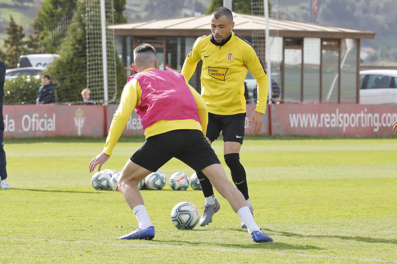 El conjunto rojiblanco se ejercita en Mareo tras la derrota ante la Poferradina. 