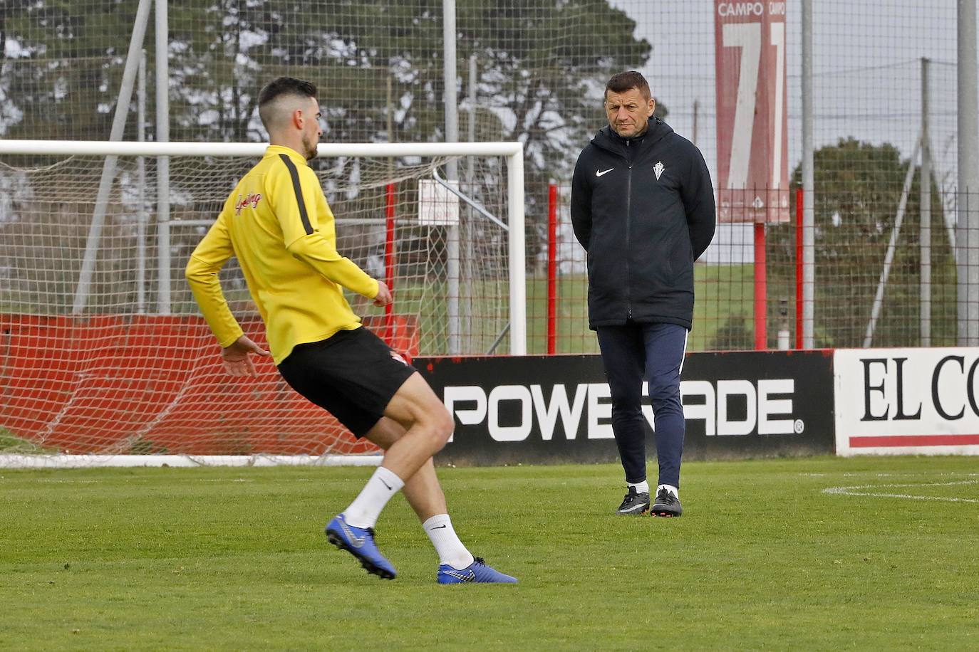 El conjunto rojiblanco se ejercita en Mareo tras la derrota ante la Poferradina. 