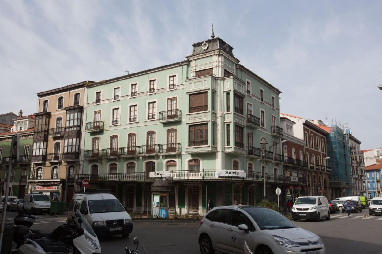 El edificio del emblemático Café Colón en la esquina de la calle de La Muralla con la plaza de Pedro Menéndez. 