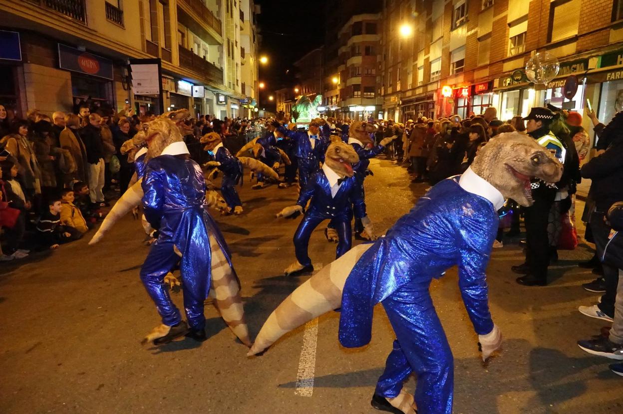 Los Castiellosarios, llegados desde Gijón, asombraron al público con su cuidada coreografía. 