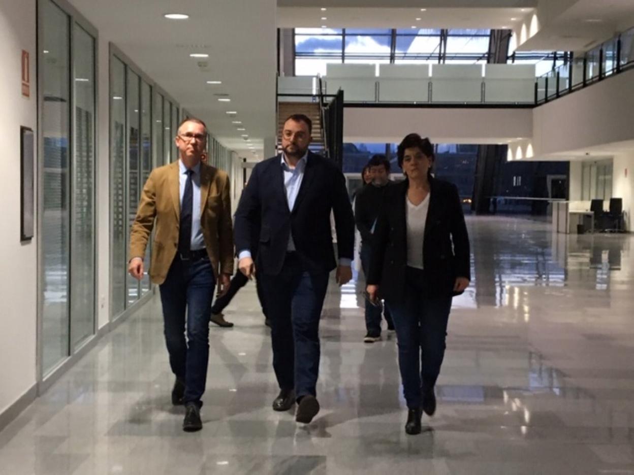 El consejero de Salud, Fernández Muñiz; el presidente del Principado, Barbón, y la directora gerente del Sespa, Concepción Saavedra, en Oviedo. 