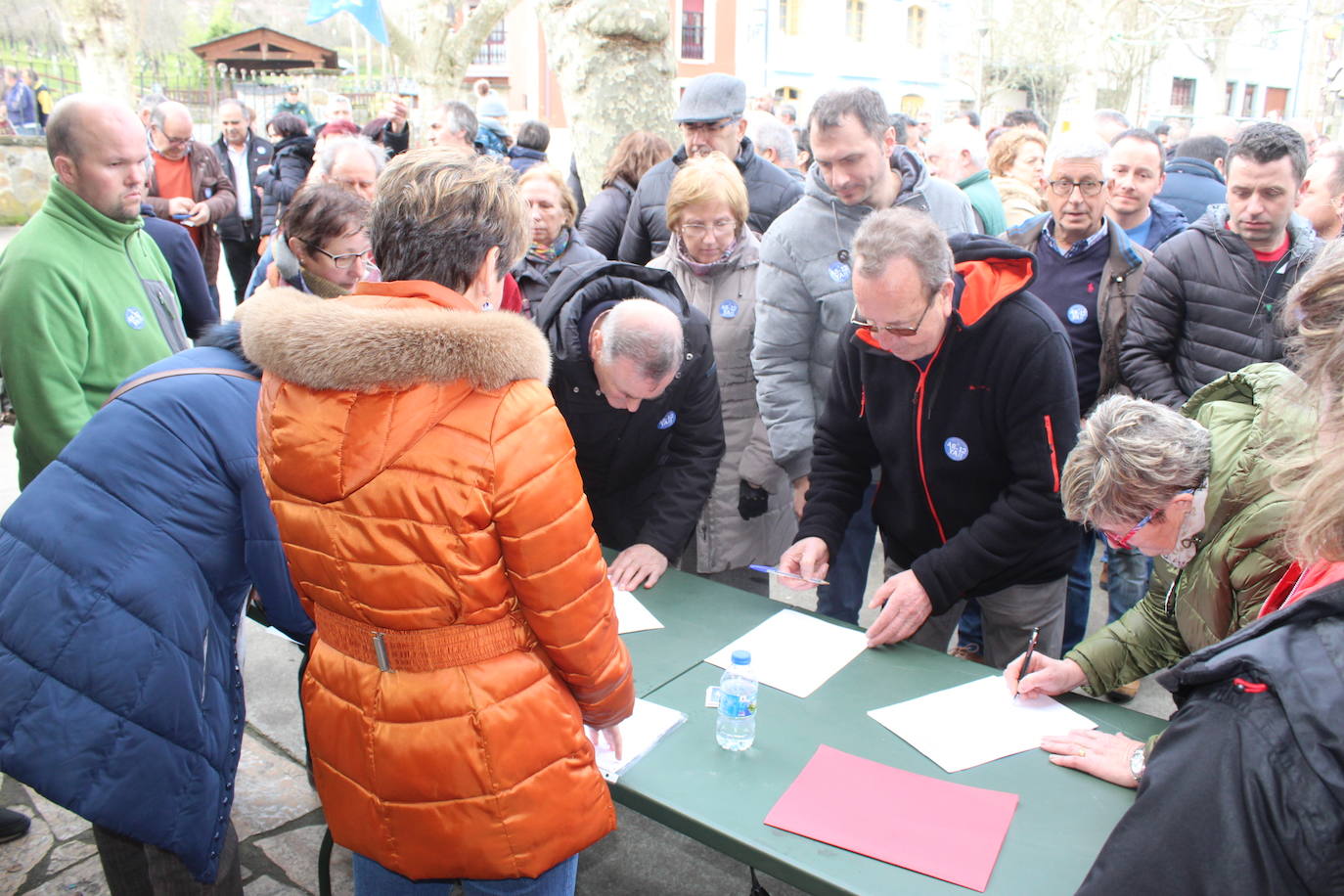 Los vecinos de la comarca aseguran estar «hartos» de que los sucesivos gobiernos regionales pospongan una actuación integral en este vial