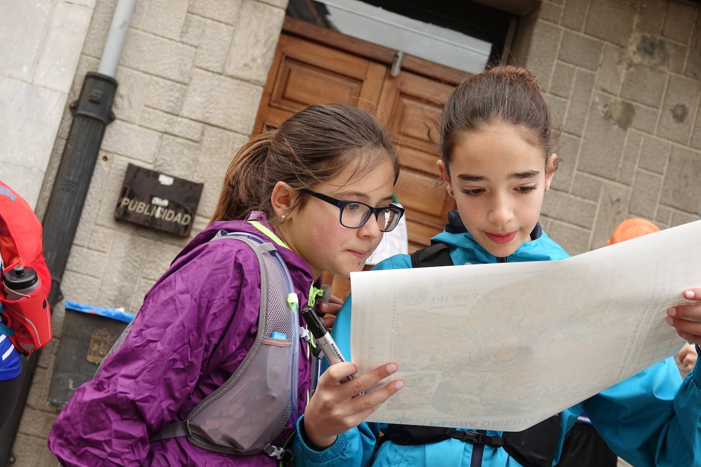 La prueba deportiva Piloña Orienta, organizada por los alumnos de Pro Viaje de Estudios del IES de Infiesto, tuvo lugar este domingo en Infiesto. 