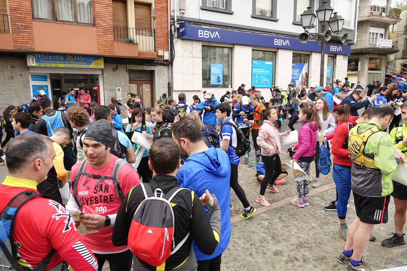 La prueba deportiva Piloña Orienta, organizada por los alumnos de Pro Viaje de Estudios del IES de Infiesto, tuvo lugar este domingo en Infiesto. 