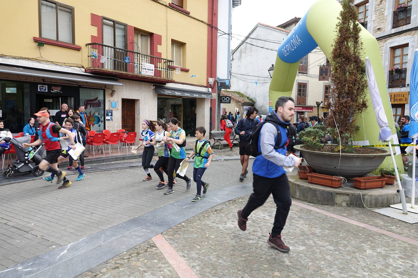La prueba deportiva Piloña Orienta, organizada por los alumnos de Pro Viaje de Estudios del IES de Infiesto, tuvo lugar este domingo en Infiesto. 