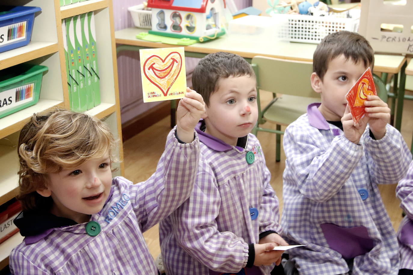 Cosquiclowns ha visitado el colegio Martínez Torner de Gijón ya allí sus payasos Natalia Ablanedo, 'Serpentina', y Manuel Fueyo, 'Monolito', implicaron a los pequeños de segundo de Infantil, para colorear tarjetas de ánimo que llegarán a los niños de la planta de Pediatría del Hospital de Cabueñes.