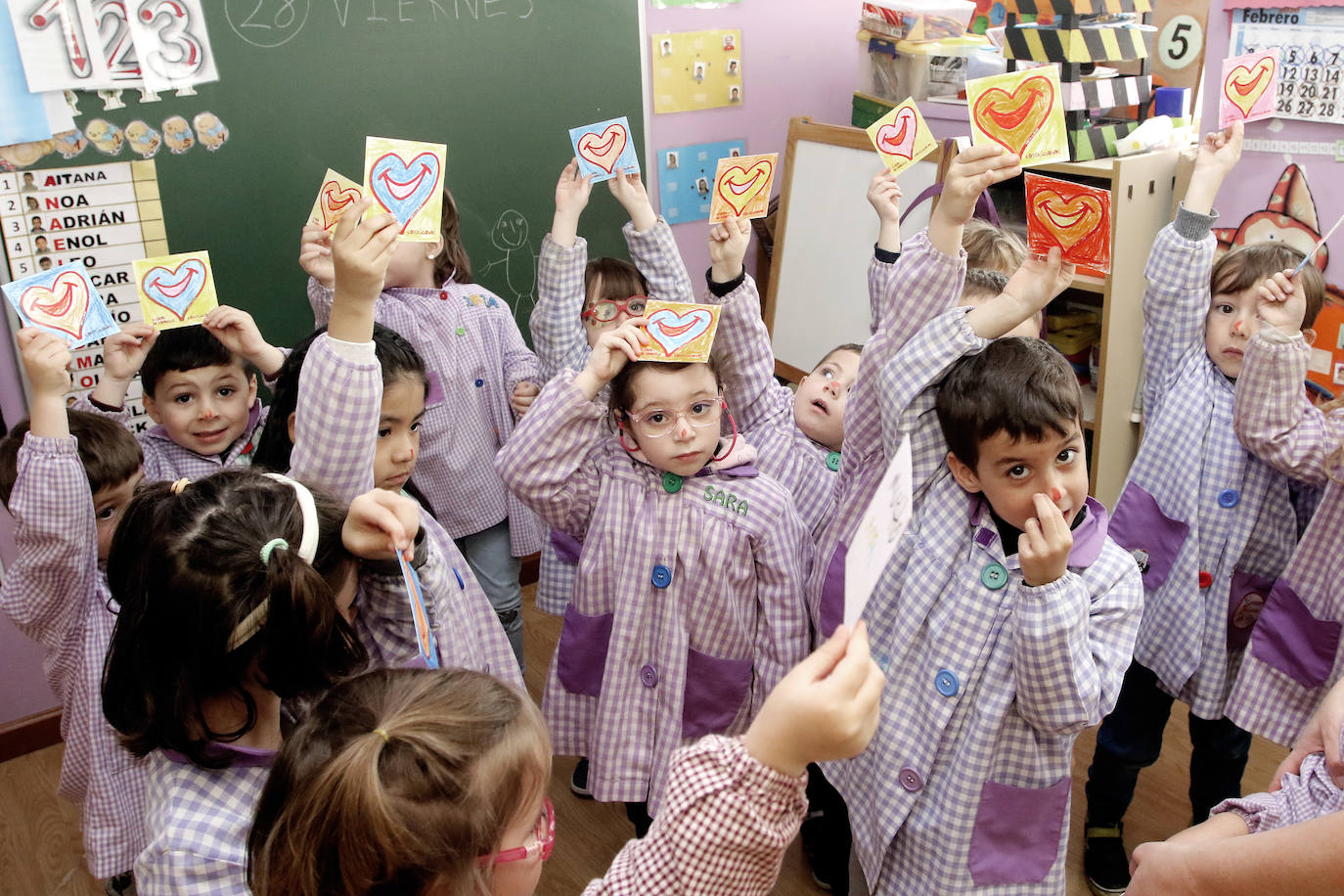 Cosquiclowns ha visitado el colegio Martínez Torner de Gijón ya allí sus payasos Natalia Ablanedo, 'Serpentina', y Manuel Fueyo, 'Monolito', implicaron a los pequeños de segundo de Infantil, para colorear tarjetas de ánimo que llegarán a los niños de la planta de Pediatría del Hospital de Cabueñes.