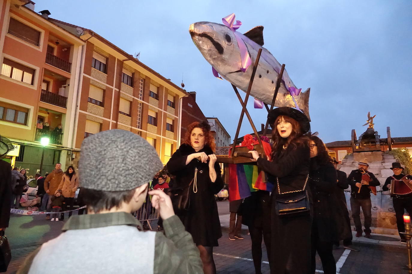 La localidad del Oriente asturiano pone fin a las fiestas de Carnaval con la celebración de este acto fúnebre.