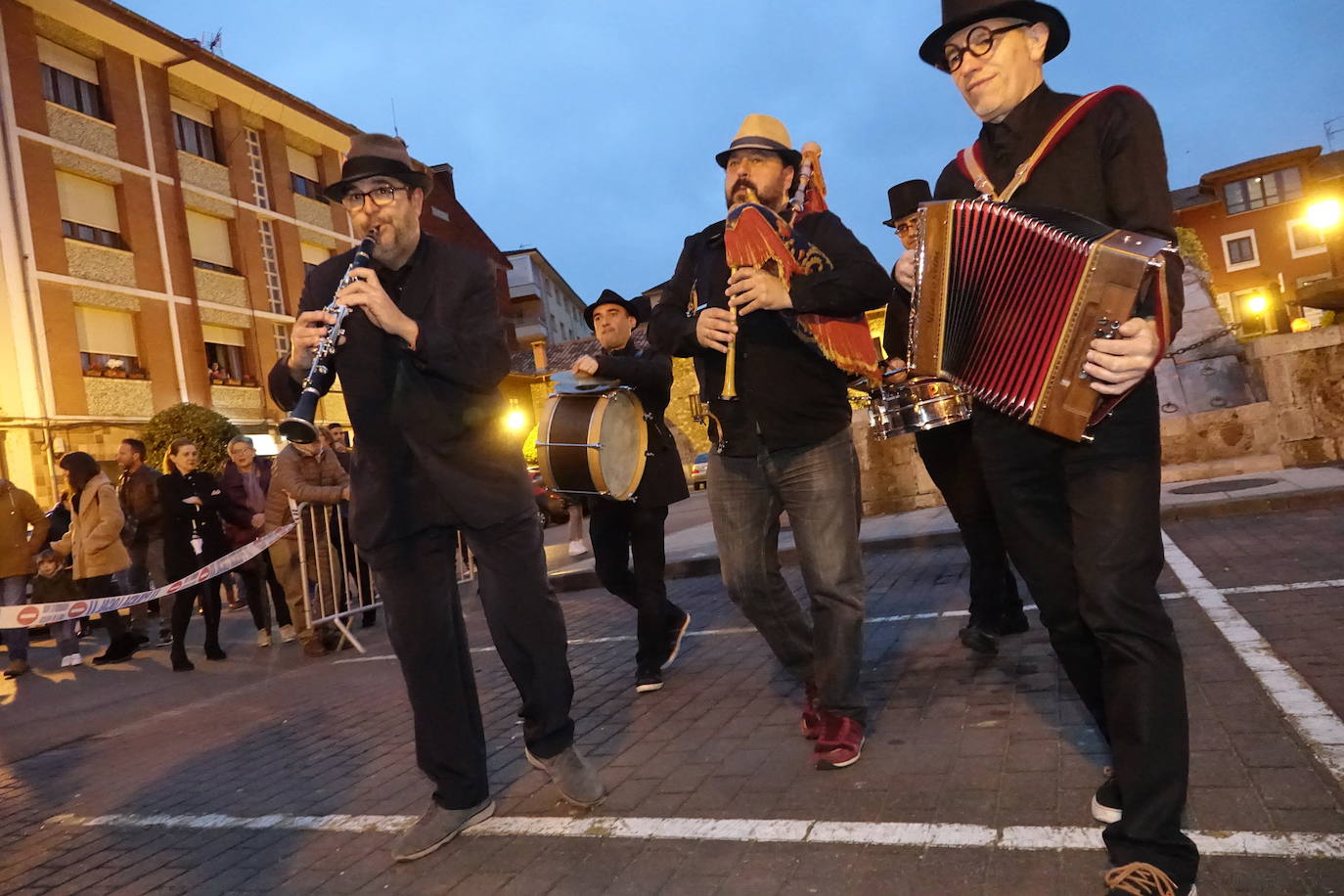 La localidad del Oriente asturiano pone fin a las fiestas de Carnaval con la celebración de este acto fúnebre.