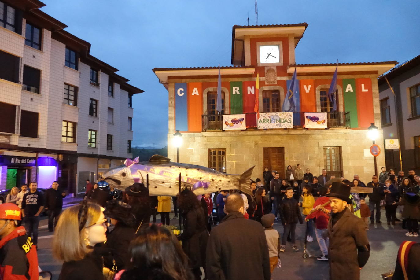 La localidad del Oriente asturiano pone fin a las fiestas de Carnaval con la celebración de este acto fúnebre.