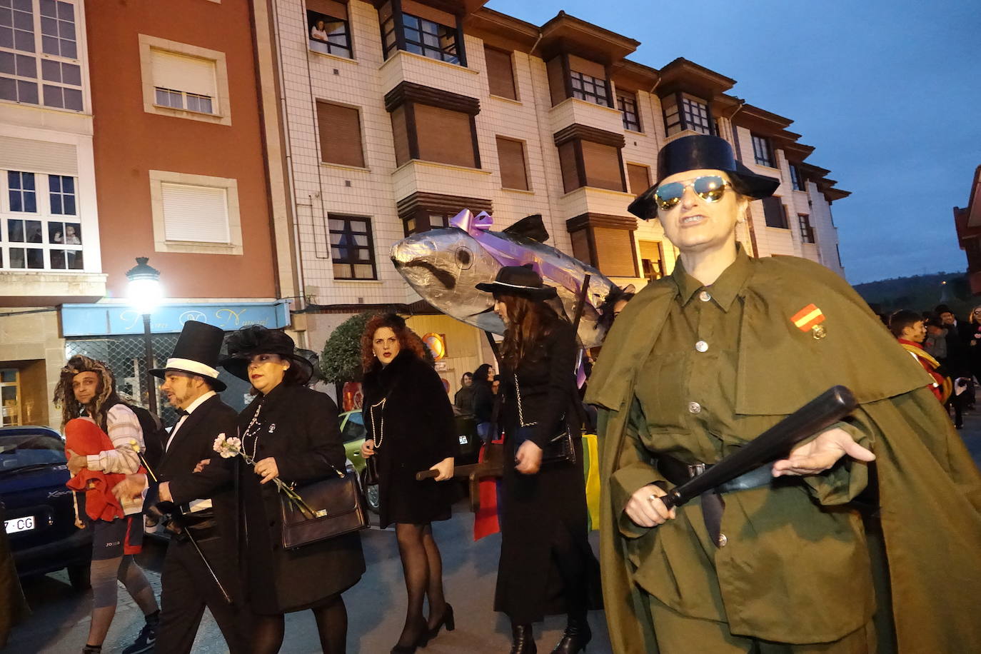 La localidad del Oriente asturiano pone fin a las fiestas de Carnaval con la celebración de este acto fúnebre.