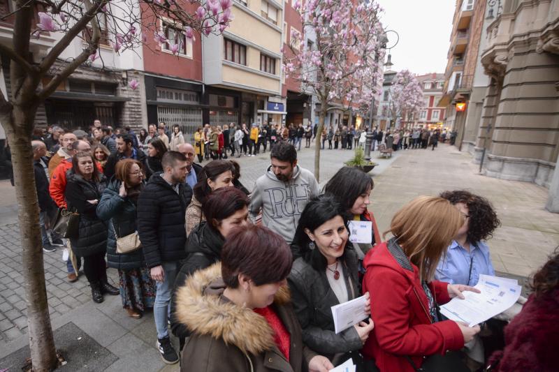 Amaral llenó el Palacio Valdés de Avilés en el concierto de la gira organizada para presentar su último trabajo, 'Salto al color'. No obstante, no renunciaron a sus clásicos.