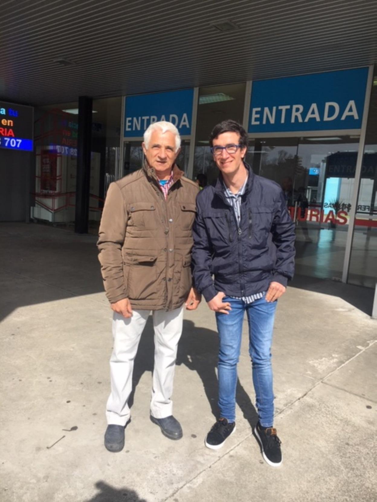 Agustín Martín y su hijo Fernando, tras el examen de Emulsa. 