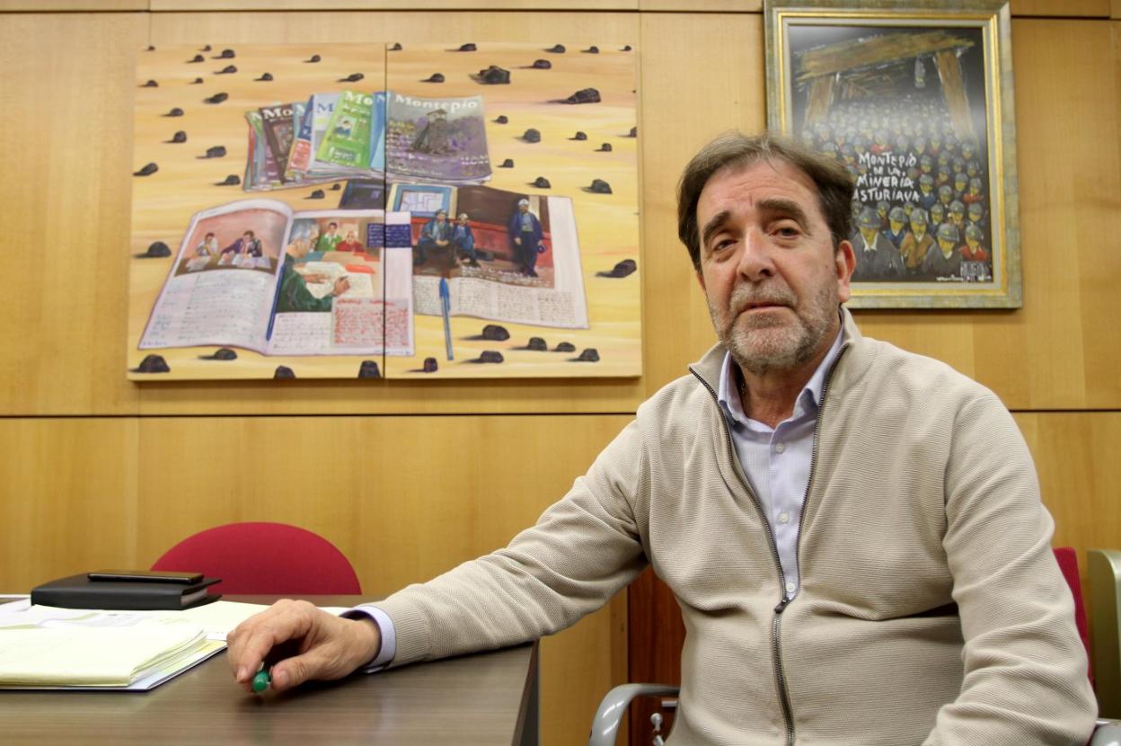 Juan José Pulgar, presidente del Montepío de la Minería, en su despacho. 